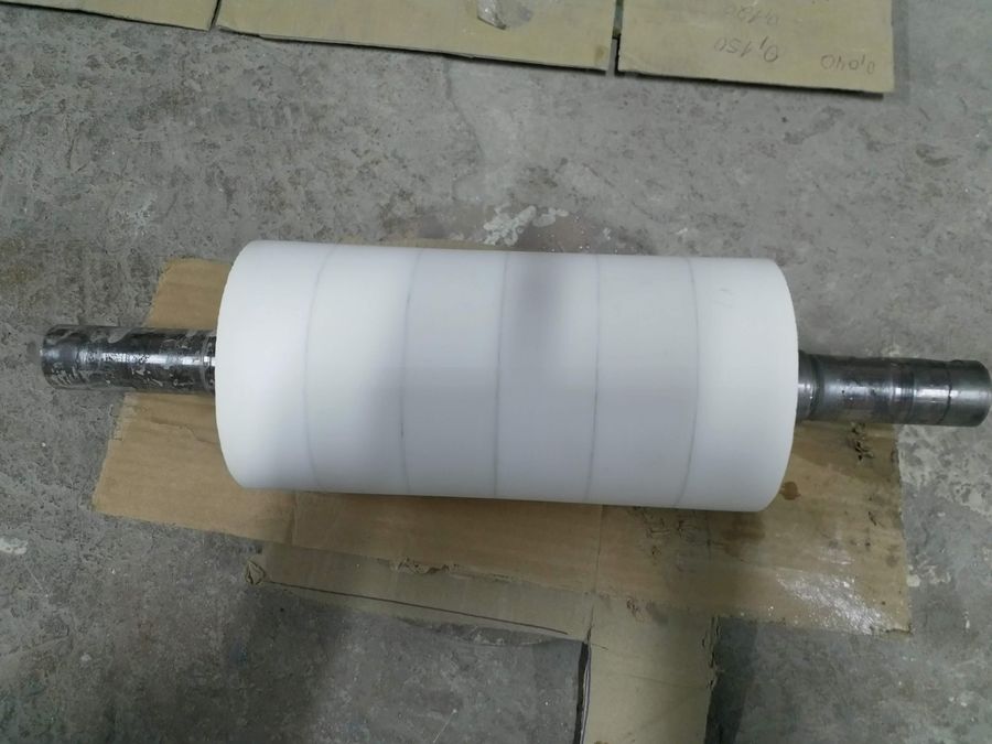 Technical ceramic roller or cylinder for grinding