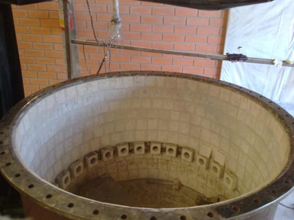 Technical ceramic sintering kiln with in-house refractories